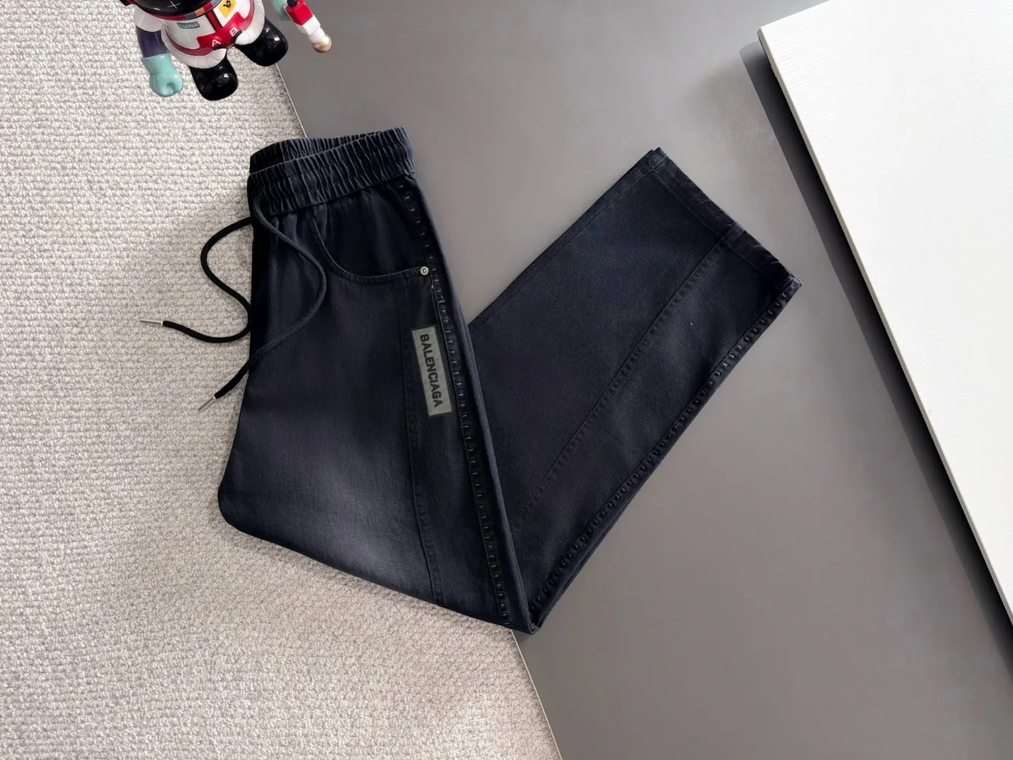 Next day shipment P195 Balenciaga High Quality 2026 Autumn and Winter New Arrival elastic band casual pants, counter-customized fabrics, Breathable, high comfort, impeccable details, brand element design concept, reflecting high quality. It feels delicate and soft! It presents a casual cut and the upper body shape is great! Sizes:S-3XL